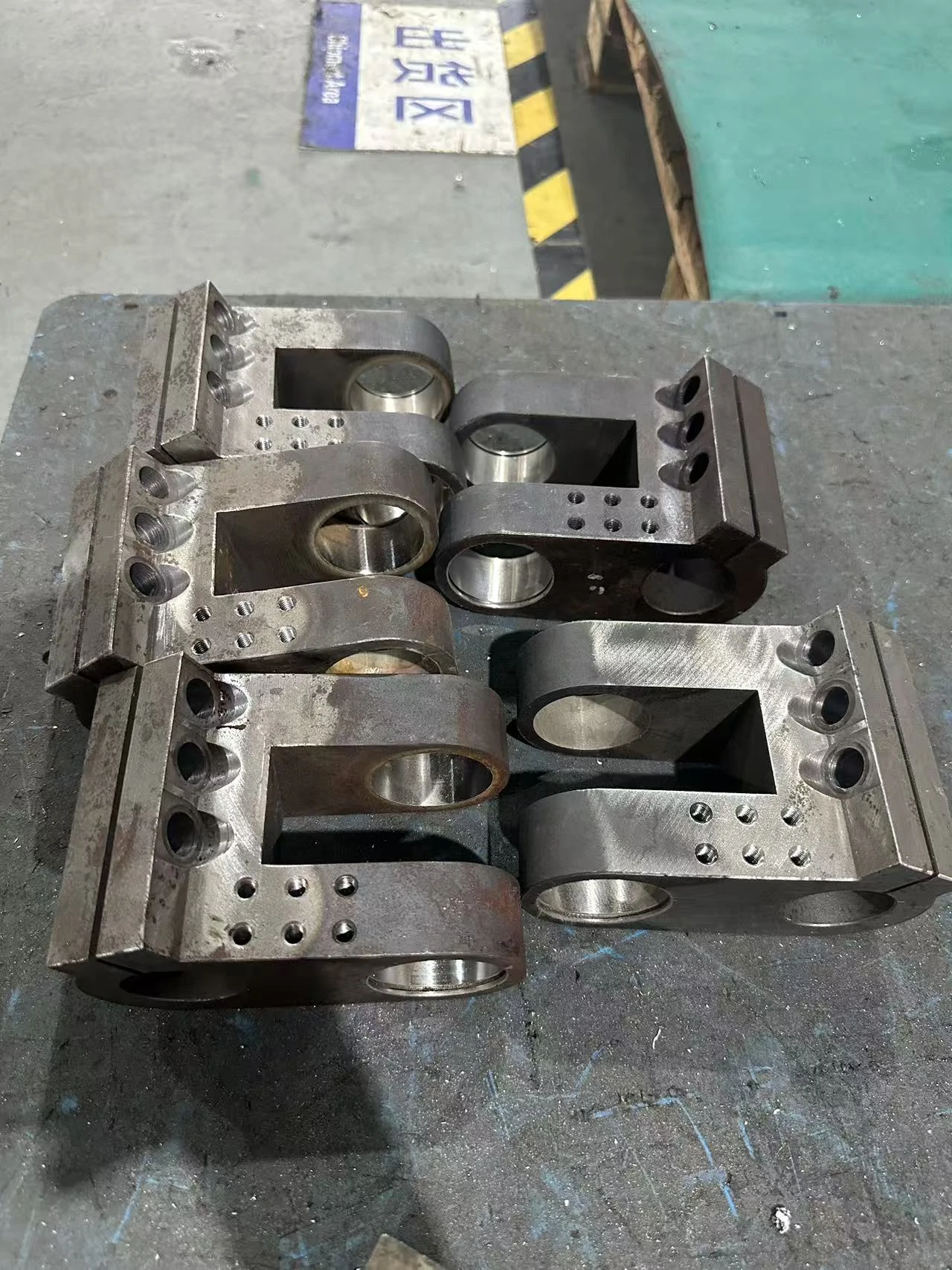 Hongke machined brackets with circular bores and threaded holes