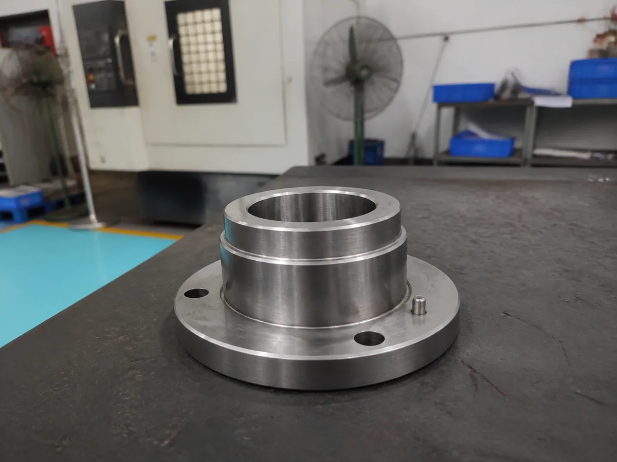 Flanged metal part with a central bore and finished faces