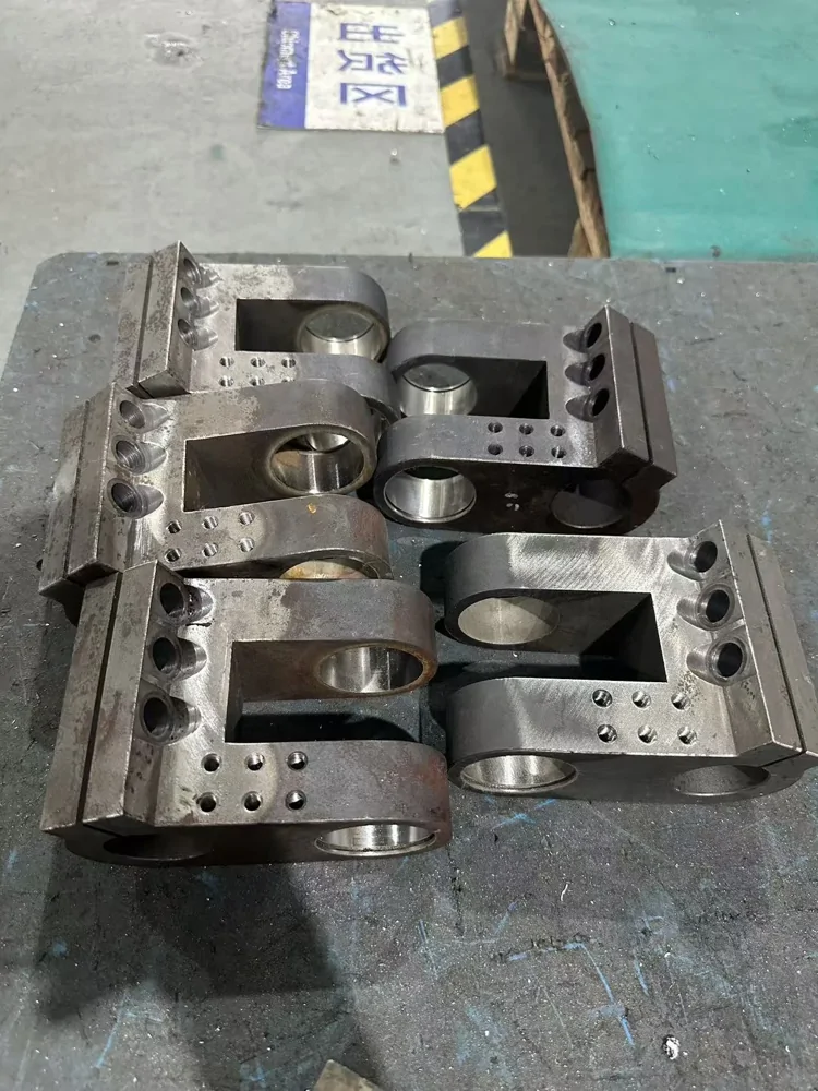 HongKe machined clevis brackets with circular bores and mounting feet