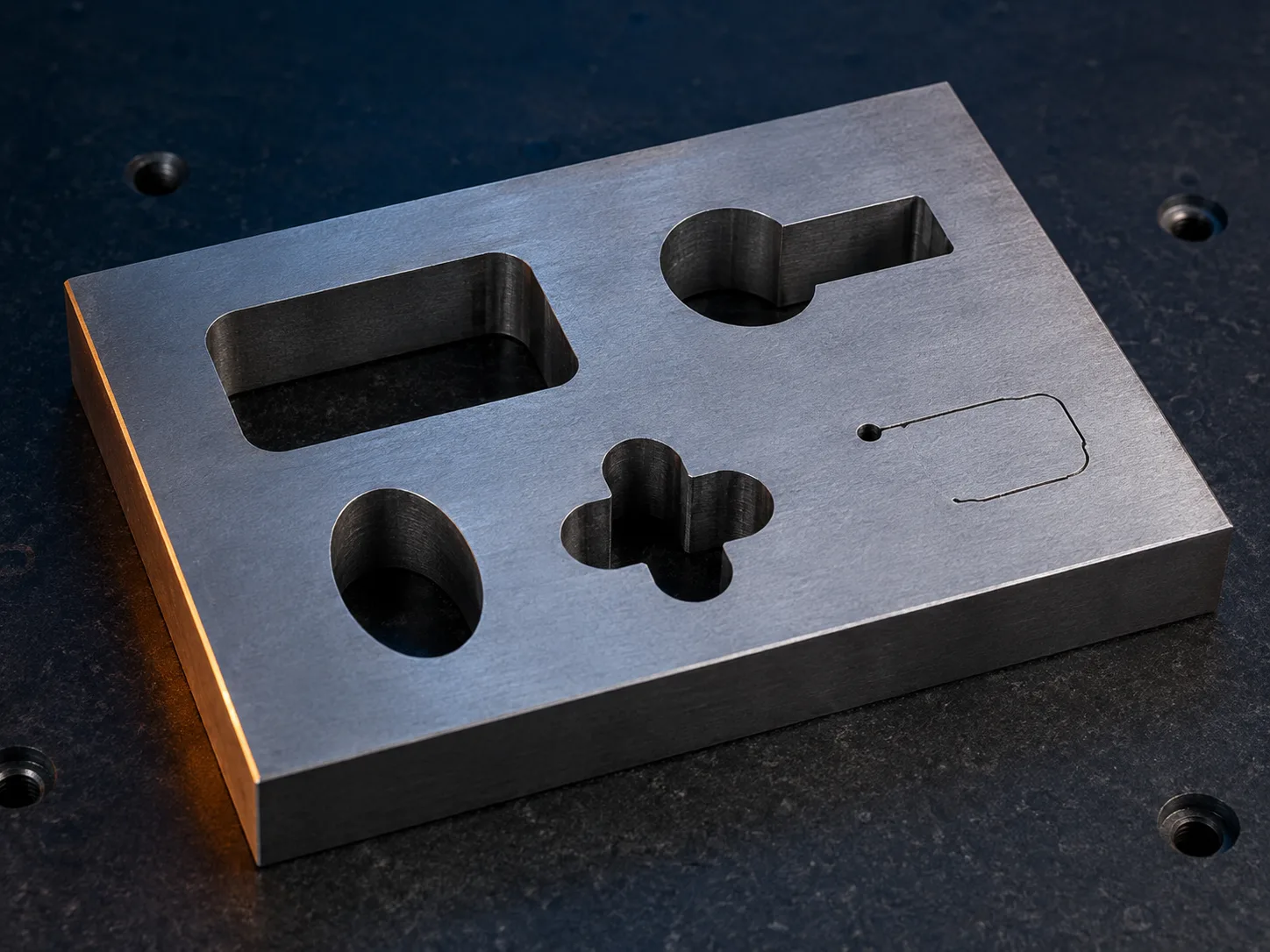 Steel plate containing several closed internal profiles